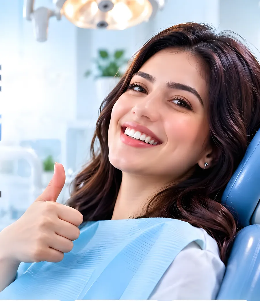 Paciente sorrindo e fazendo sinal de positivo na cadeira do dentista